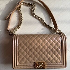 CHANEL boy bag patent leather beige/pink